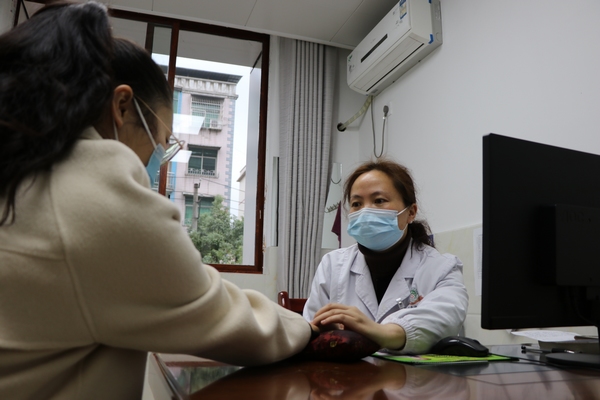 中醫(yī)正在給患者把脈。